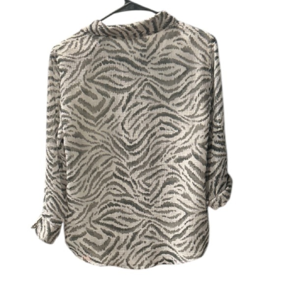 Alfred Dunner‎ preowned sheer zebra blouse in size 8P. - Picture 2 of 6
